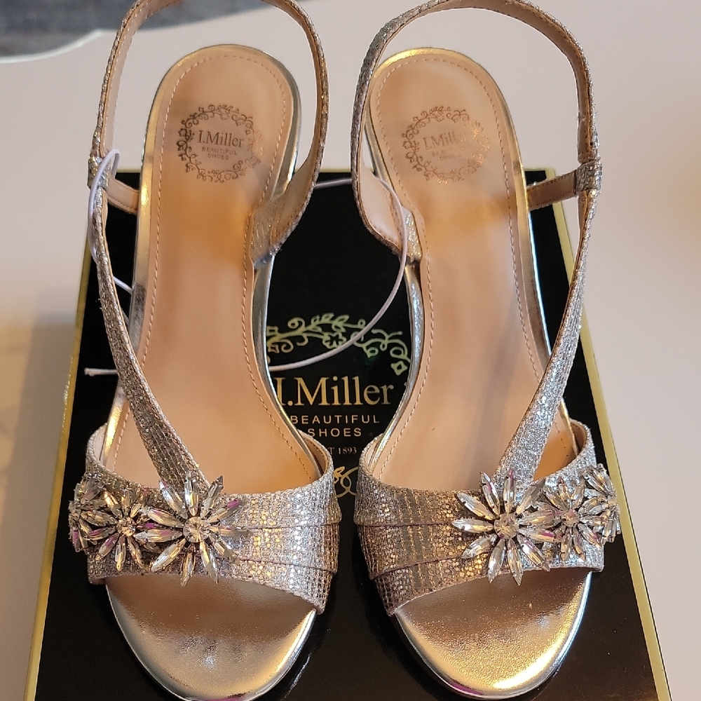 I. Miller Lionel Silver Round Open Toe Women's Flat Heel Pumps.